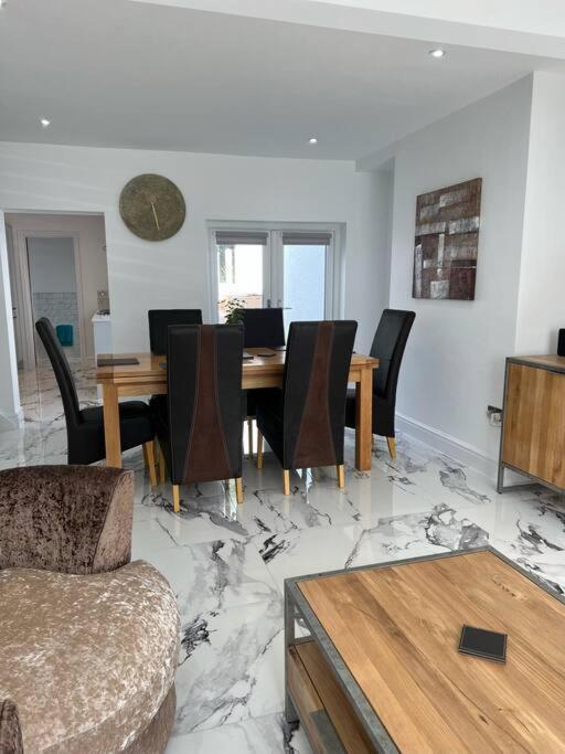 Clare Street - 3 Bedroom House With Private Parking Мертир-Тидвилл Экстерьер фото